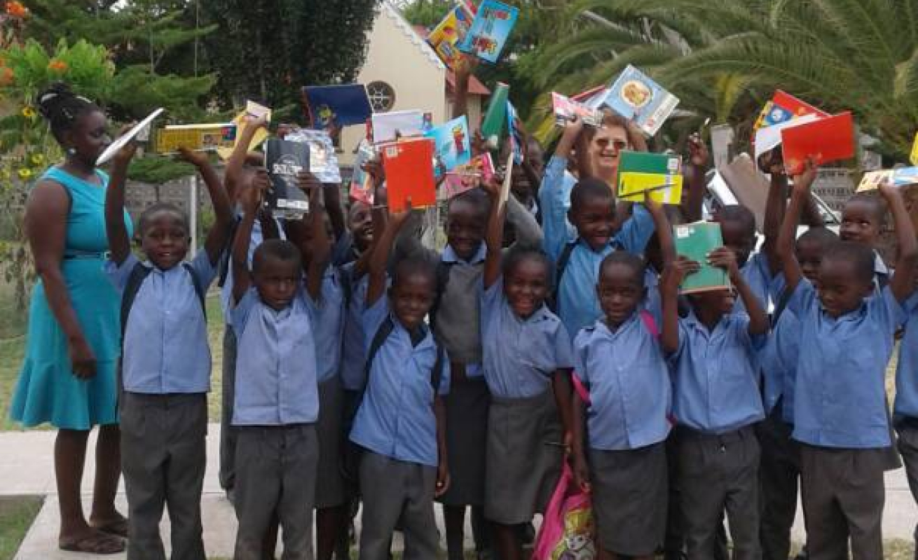 Przybory szkolne trafiły do dzieci ze szkoły podstawowej Saint Mulumba. 