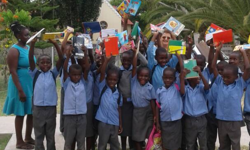 Przybory szkolne trafiły do dzieci ze szkoły podstawowej Saint Mulumba. 