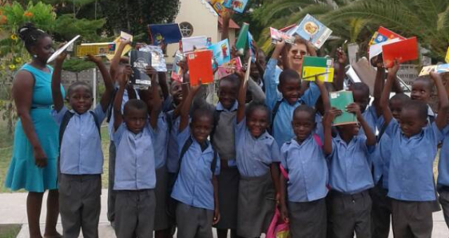 Przybory szkolne trafiły do dzieci ze szkoły podstawowej Saint Mulumba. 